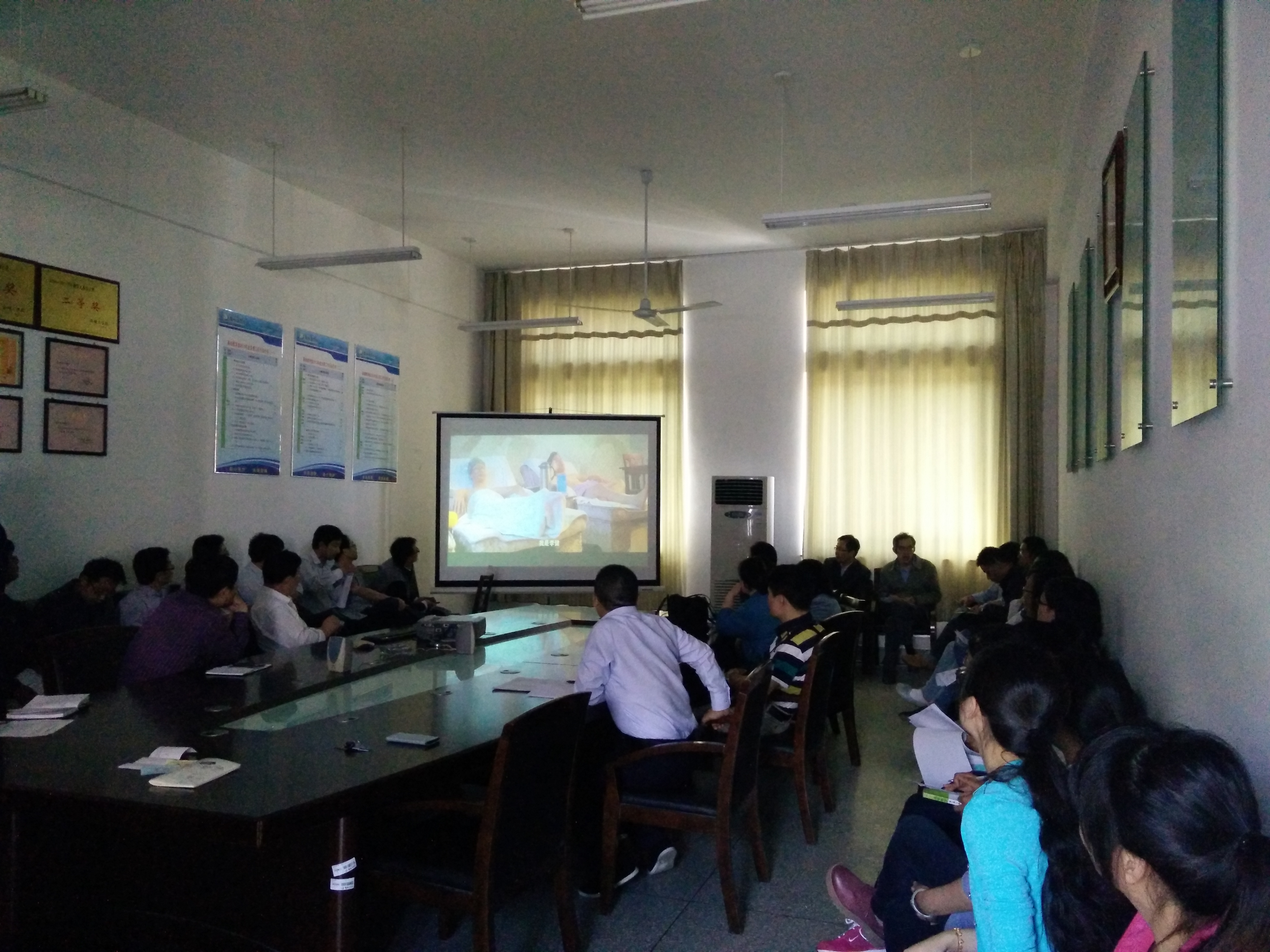 我院教师集体观看廉政教育微电影《爸爸，您去哪儿了》